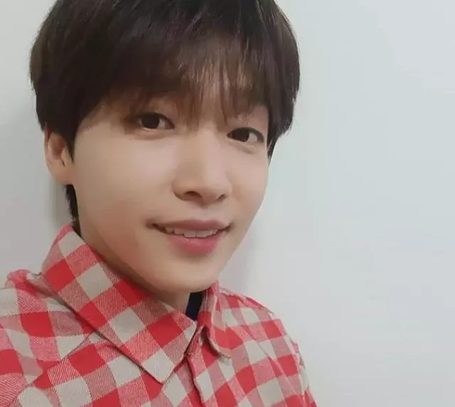 自拍照角度「零變化」的偶像TOP4,幾乎一樣讓網友超佩服!