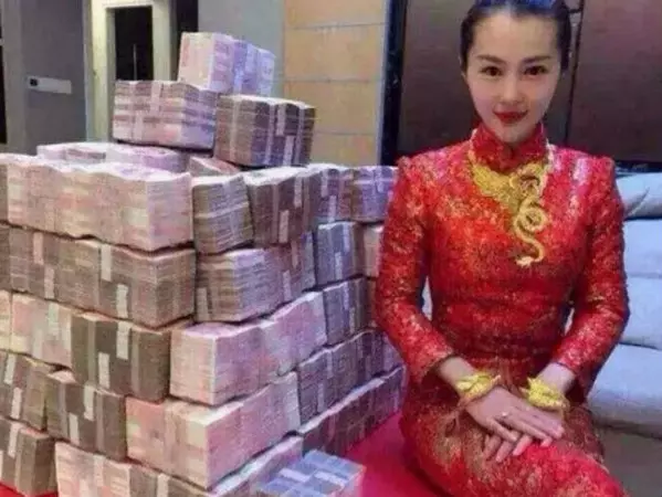 小姑子結婚嫁大八歲男人,老公卻不讓我參加!我偷偷去看了一眼,馬上捂住了嘴巴!