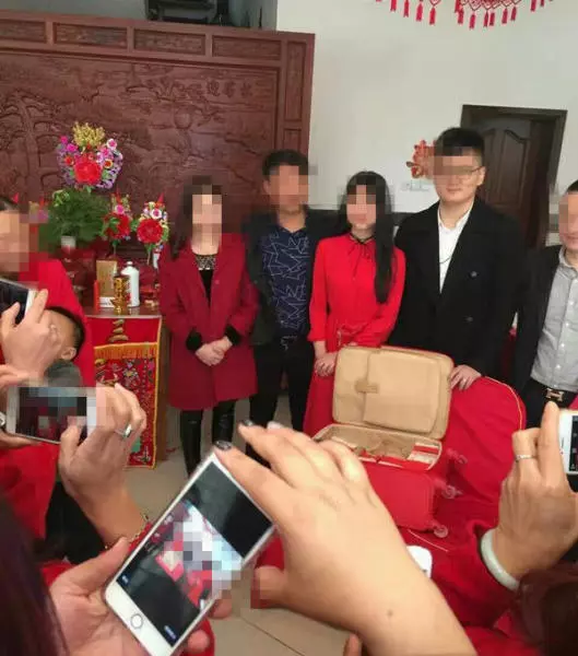 小姑子結婚嫁大八歲男人,老公卻不讓我參加!我偷偷去看了一眼,馬上捂住了嘴巴!