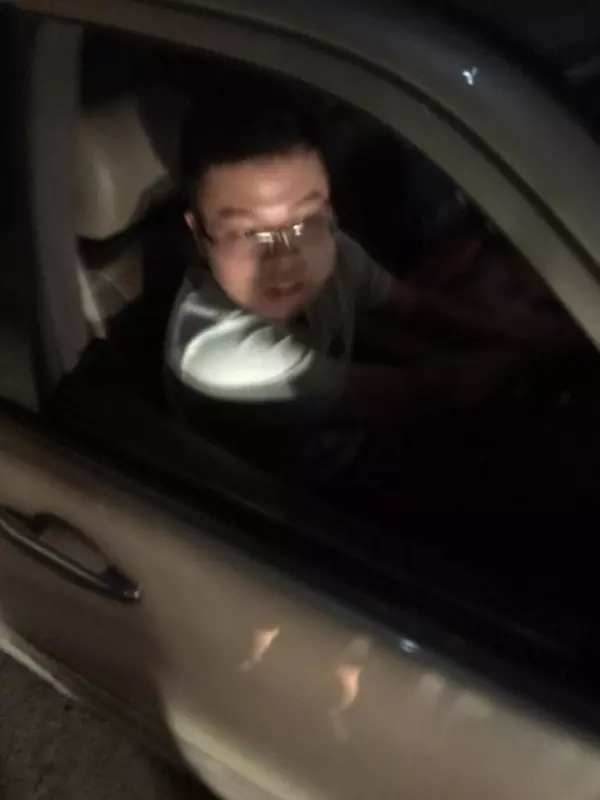 大馬正妹被不夠歲駕車的屁孩嚇死,氣到發狂直接追車追到家門口!屁孩一下車就⋯walao!