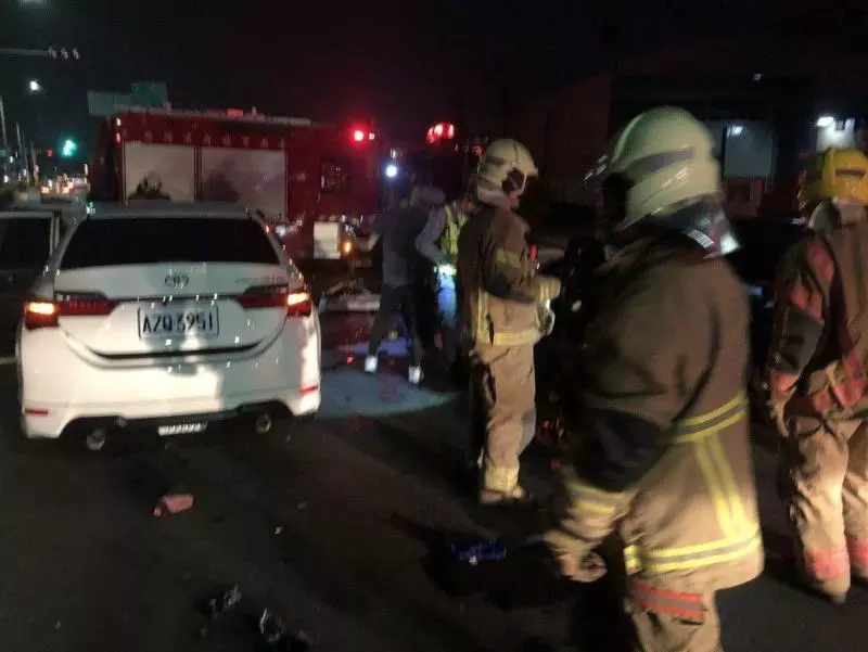 台南3車連環撞,1歲半男童無辜慘死,「酒測值1.27」司機被罵慘,主要原因其實是白車超車不當!