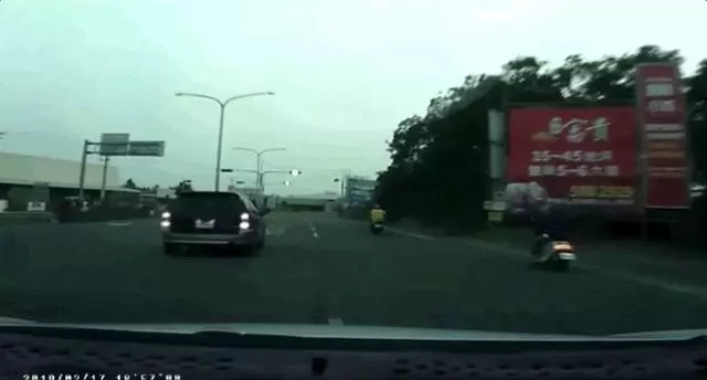 台南3車連環撞,1歲半男童無辜慘死,「酒測值1.27」司機被罵慘,主要原因其實是白車超車不當!