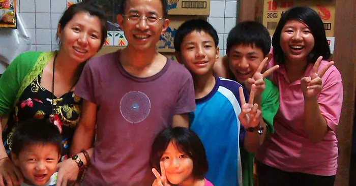台中媽媽19年連生8個,每月伙食費3萬多!洗碗時碗碟堆好高超痛苦,女兒崩潰:「別再生了!」