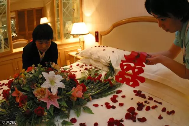 兒媳新婚夜起床洗衣服,我連夜找兒子談話,次日取消了回門宴