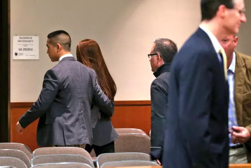 19歲富二代「連開數槍打死父親」全民怒轟!法官細看後...判決震驚全球:「當庭無罪釋放!」