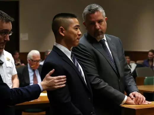 19歲富二代「連開數槍打死父親」全民怒轟!法官細看後...判決震驚全球:「當庭無罪釋放!」