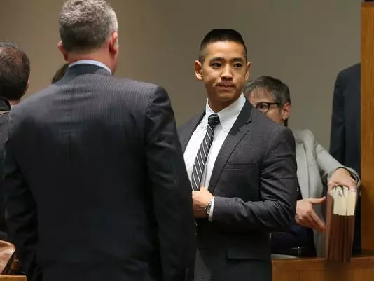 19歲富二代「連開數槍打死父親」全民怒轟!法官細看後...判決震驚全球:「當庭無罪釋放!」