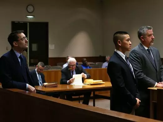 19歲富二代「連開數槍打死父親」全民怒轟!法官細看後...判決震驚全球:「當庭無罪釋放!」