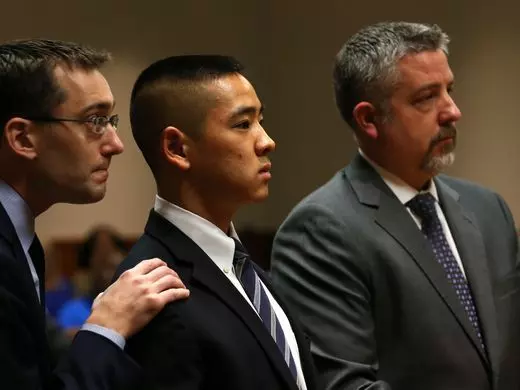 19歲富二代「連開數槍打死父親」全民怒轟!法官細看後...判決震驚全球:「當庭無罪釋放!」
