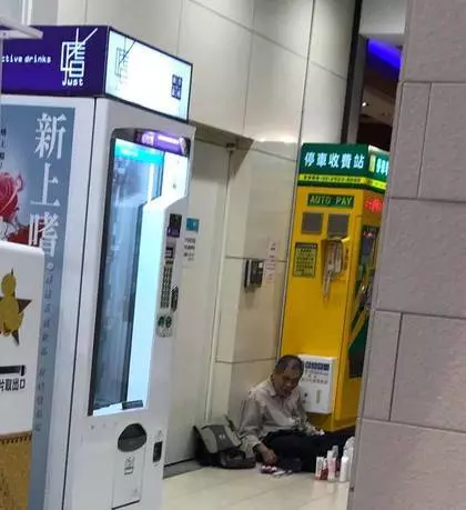 高雄阿伯沙啞問「要不要買筆?」一問「金額」讓全台網友暴動了 !