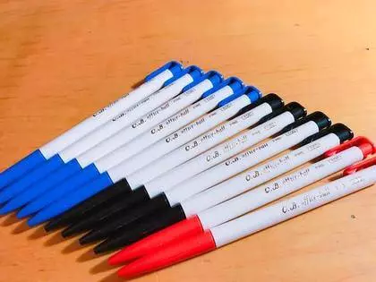 高雄阿伯沙啞問「要不要買筆?」一問「金額」讓全台網友暴動了 !