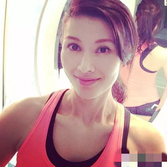 46歲最美港姐「李嘉欣」近照曝光!嫁給百億富豪的她「胖成球」... 幸福婚姻羨煞眾人!
