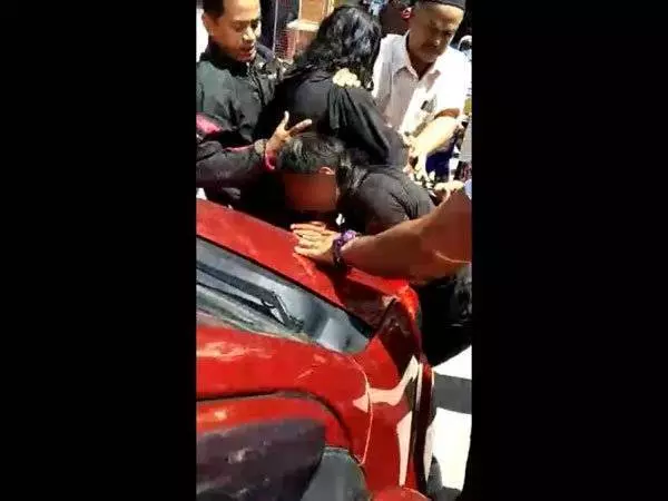跨州偷吃人妻被抓姦在"車"!情夫被拖出車外痛毆!