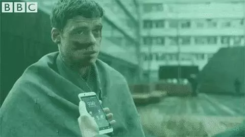 大馬男子半夜提款被困銀行里!守在門面的保安人員叫了好久都叫不醒!