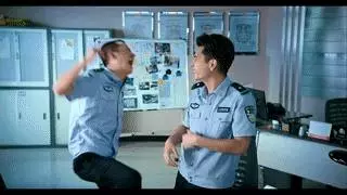 大馬男子半夜提款被困銀行里!守在門面的保安人員叫了好久都叫不醒!