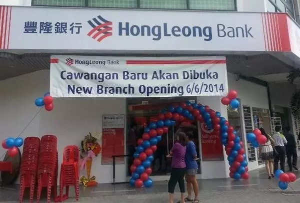 大馬男子半夜提款被困銀行里!守在門面的保安人員叫了好久都叫不醒!