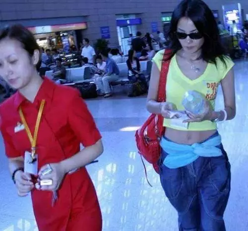 48歲王菲現身機場,裝扮曝光一片譁然!網友:夠大膽!難怪謝霆鋒愛這一味!