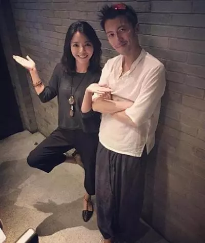 48歲王菲現身機場,裝扮曝光一片譁然!網友:夠大膽!難怪謝霆鋒愛這一味!