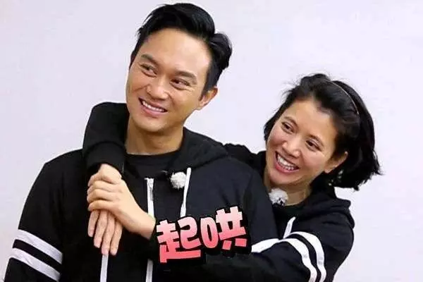 袁詠儀忍無可忍爆料,女星暗中搭訕張智霖,對方身份曝光網友驚了!