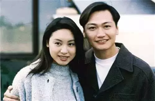 袁詠儀忍無可忍爆料,女星暗中搭訕張智霖,對方身份曝光網友驚了!
