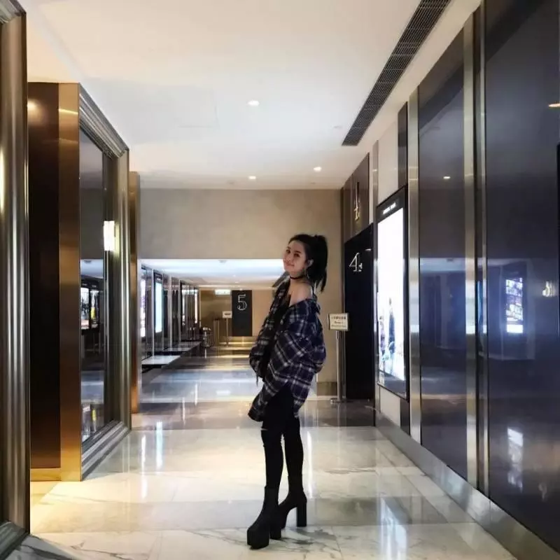 邱淑貞20歲女兒近照曝光!一身「粉」搭鬆糕鞋,被人們覺得十分耀眼