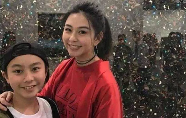 邱淑貞20歲女兒近照曝光!一身「粉」搭鬆糕鞋,被人們覺得十分耀眼