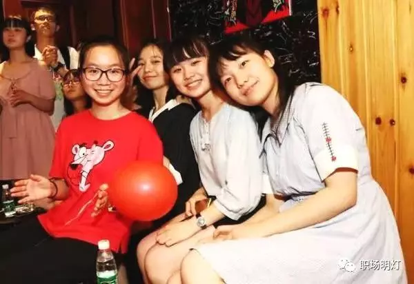 同學聚會,年入100萬的人坐一桌,結帳時,女同學一番話,尷尬了