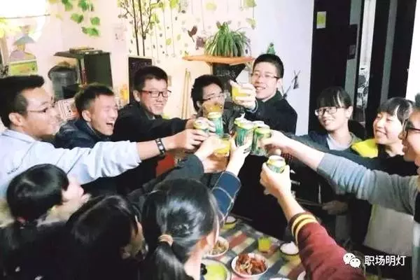 同學聚會,年入100萬的人坐一桌,結帳時,女同學一番話,尷尬了