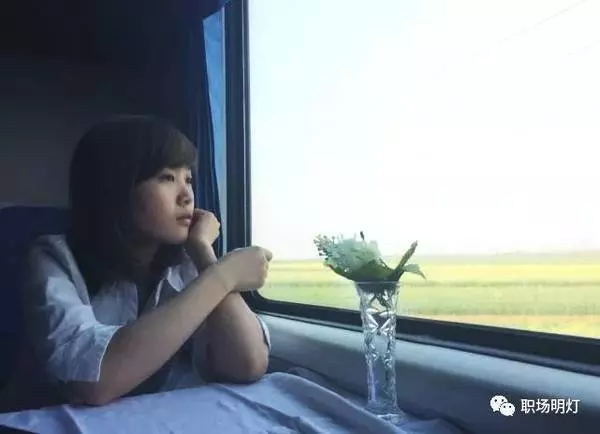 同學聚會,年入100萬的人坐一桌,結帳時,女同學一番話,尷尬了