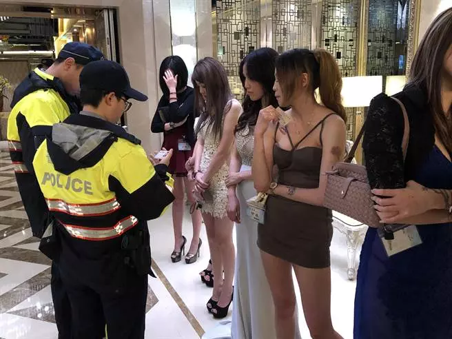 桃近百員警威力掃蕩酒店 酒店妹頻遮掩