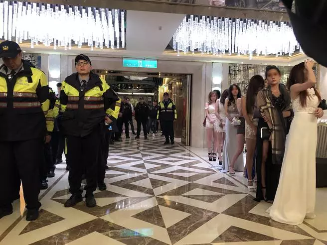桃近百員警威力掃蕩酒店 酒店妹頻遮掩