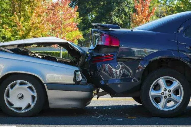 馬來仔撞壞我的車,一句「沒駕照」,連警察也沒辦法?我該怎麼辦?
