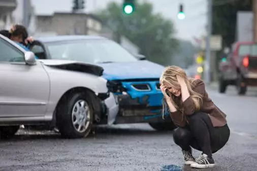 馬來仔撞壞我的車,一句「沒駕照」,連警察也沒辦法?我該怎麼辦?