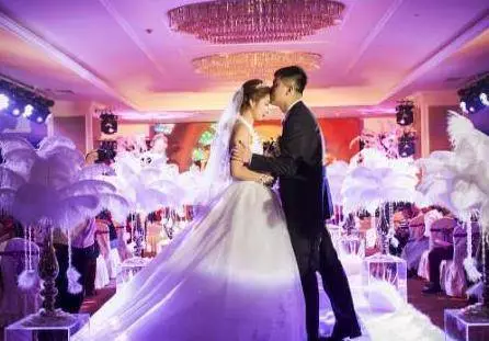 婚禮結束以後數完禮金 直接給爸媽打電話接我回家