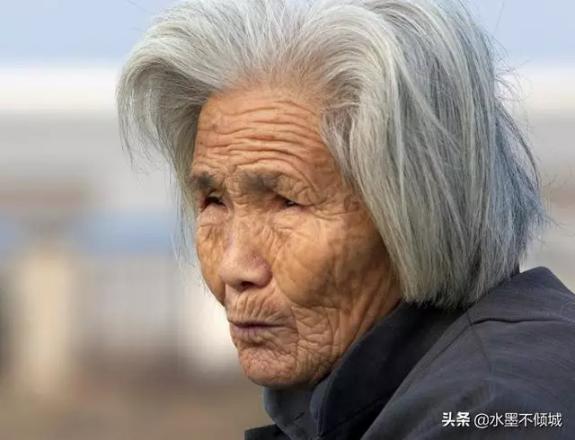 老人在女兒面前「敢」大聲哭,在兒子面前就不「敢」那樣哭了