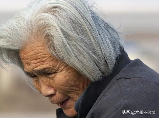 老人在女兒面前「敢」大聲哭,在兒子面前就不「敢」那樣哭了