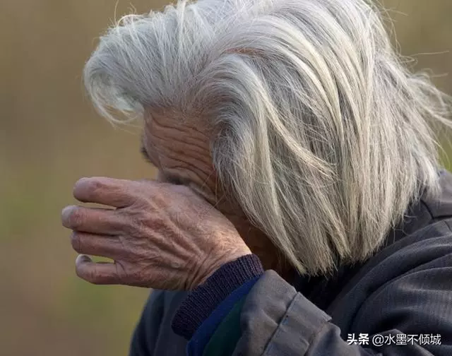老人在女兒面前「敢」大聲哭,在兒子面前就不「敢」那樣哭了