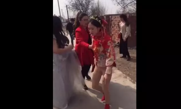 婚鬧玩過頭! 新娘怒露下身 與婆家格鬥
