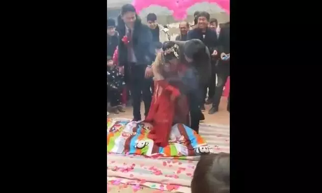 婚鬧玩過頭! 新娘怒露下身 與婆家格鬥