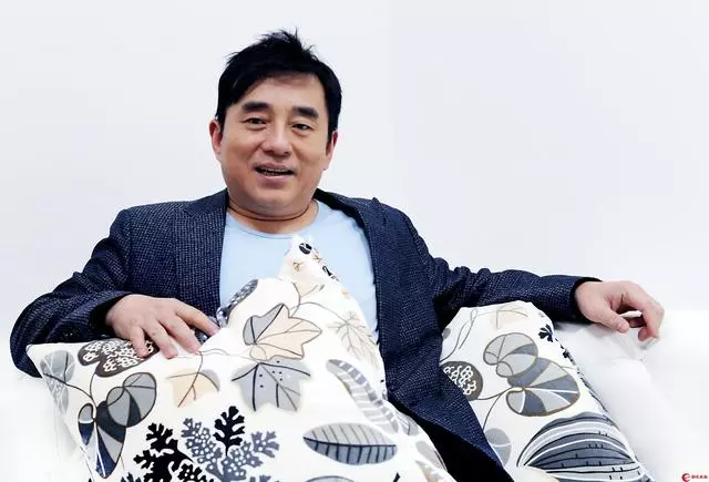 曾和張學友齊名,和大7歲富婆相戀16年被拋棄,55歲生日獨自啃麵包,自己一個人過!