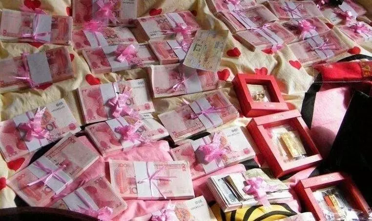 父母陪嫁全款婚房,婆婆又給20萬讓換大房,一進門我怒扇老公!