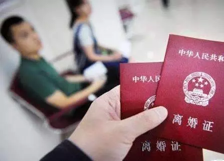 父母陪嫁全款婚房,婆婆又給20萬讓換大房,一進門我怒扇老公!