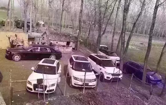 母親去世我遭繼父暴打,一怒之下離開家門,多年後衣錦還鄉卻遭全村人唾棄!