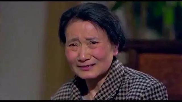 婆婆給九萬九彩禮,母親卻只給一個破箱子,打開一看老公拉著我的手說:我們很幸福!