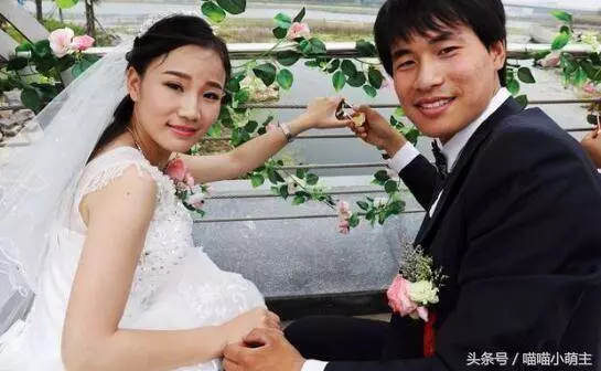 婆婆給九萬九彩禮,母親卻只給一個破箱子,打開一看老公拉著我的手說:我們很幸福!