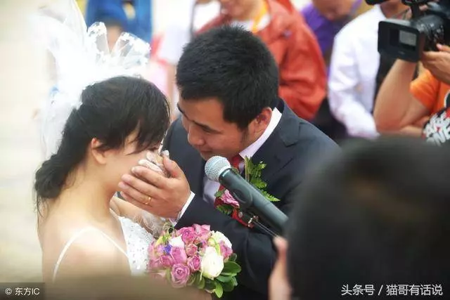 前夫走後5年,我帶著婆婆改嫁,婚禮上婆婆大喊:兒子回來了