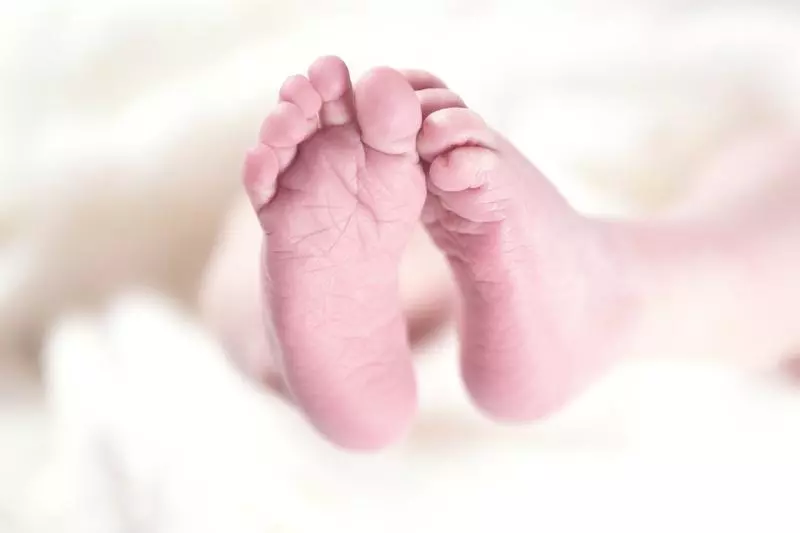 媽媽拿熱水燙傷女兒 ,拿塑膠袋包住後就和男友出門去玩,5歲哥向鄰居求救