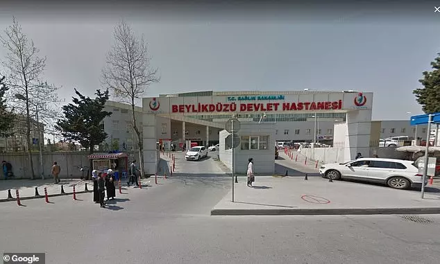 媽媽拿熱水燙傷女兒 ,拿塑膠袋包住後就和男友出門去玩,5歲哥向鄰居求救