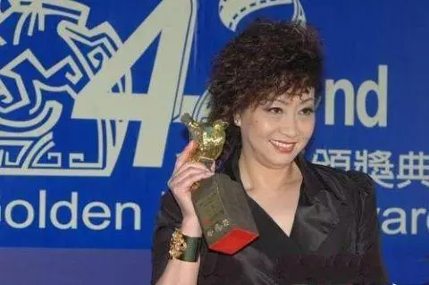 她是功夫女星第一人,周星馳三顧茅廬才重出江湖,如今大變樣!