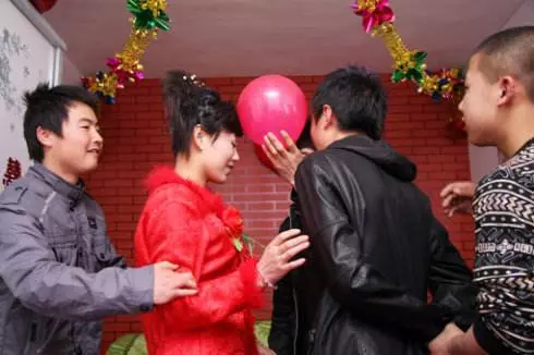 婆婆勢利眼,跟我媽要10萬陪嫁,媽脫下大衣後,婆婆一分不要了